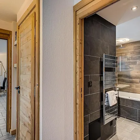 Winn, Alpes Travel, Chamonix, Sleeps 6 *